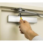 Як вибрати доводчик дверей: переваги, типи та поради щодо монтажу