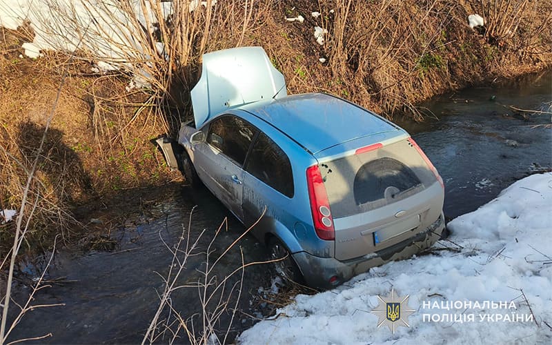 У Скалаті легковий автомобіль злетів у кювет. Водій загинув
