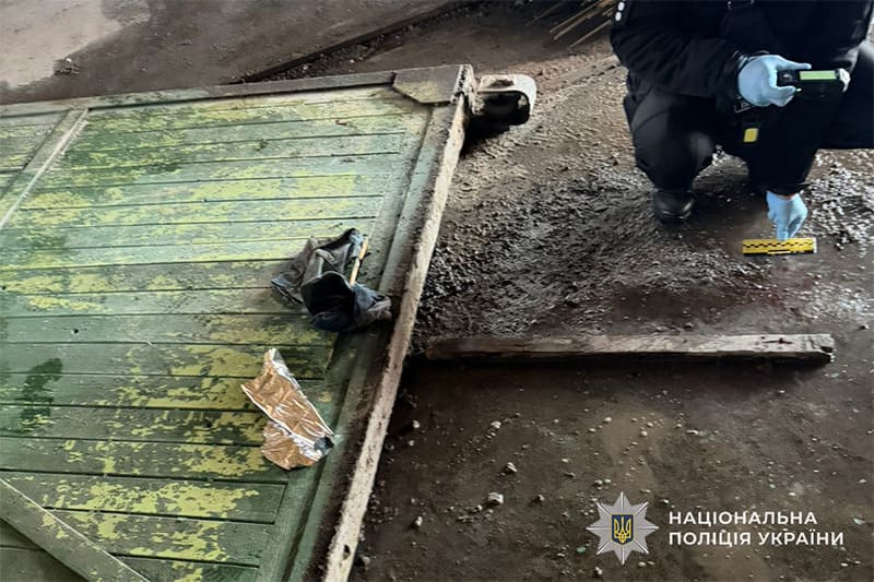 У Тернополі на виробництві двері впали на чоловіка. Потерпілий загинув