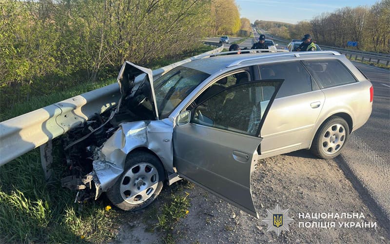 На трасі поблизу Тернополя водій “Ауді” заїхав у відбійник
