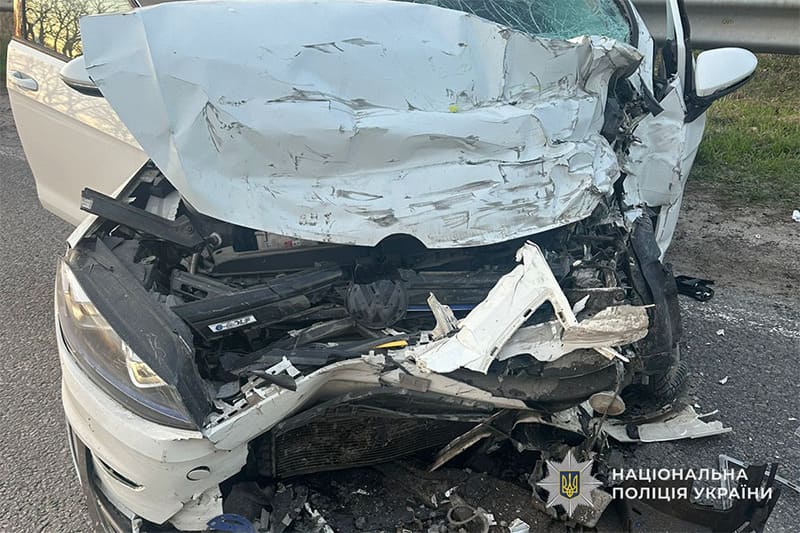 На трасі Львів – Тернопіль водій “Фольксвагена” в’їхав у вантажівку DAF