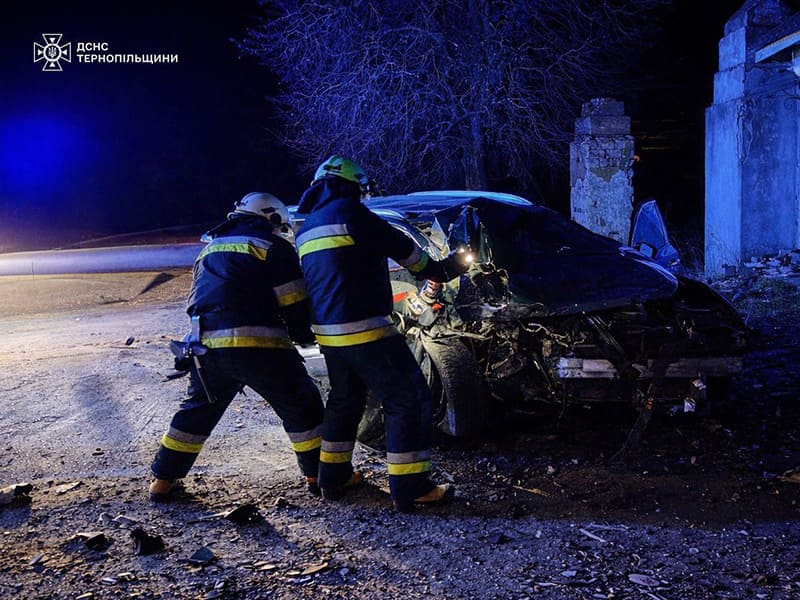 На Тернопільщині водій КІА врізався у будівлю. Загинув пасажир