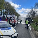 Поблизу Зборова перекинувся вантажний автомобіль. Є травмовані
