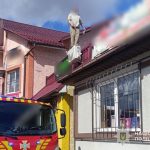 У Кременці врятували чоловіка, який погрожував стрибнути з даху магазину