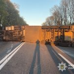 Поблизу Зборова знову перекинувся вантажний автомобіль