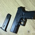 У Тернополі чоловік погрожував дружині зброєю та насильно утримував її у квартирі