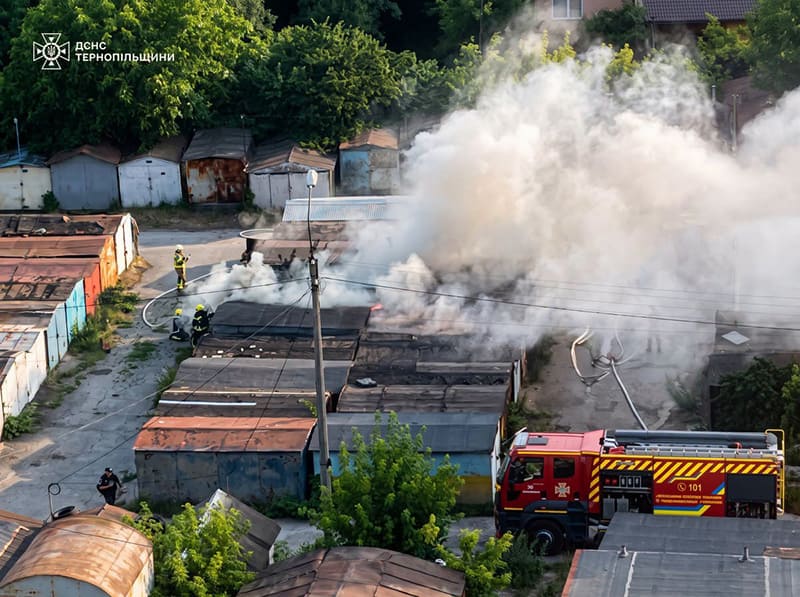У Тернополі внаслідок пожежі пошкоджено 5 гаражів