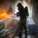 У Збаражі під час пожежі квартири врятували жінку