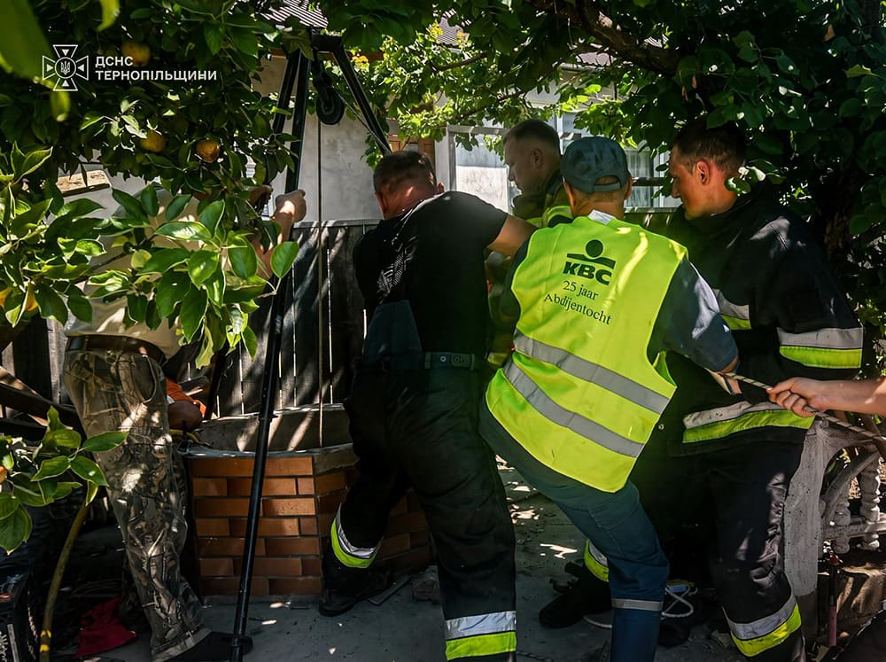 У Чортківському районі чоловік під час чистки колодязя отримав важкі травми