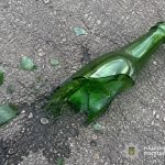 На Тернопільщині нервовий чоловік кинув у мотоцикліста скляну пляшку пива